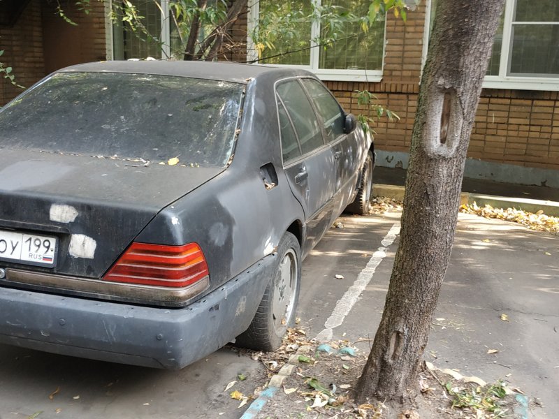 Заброшенные машины во дворах Питера