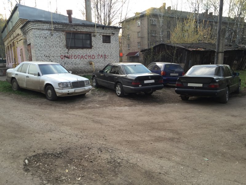 Мерседес во дворике