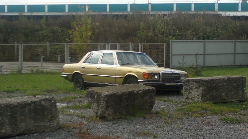 Старый Мерседес во дворе