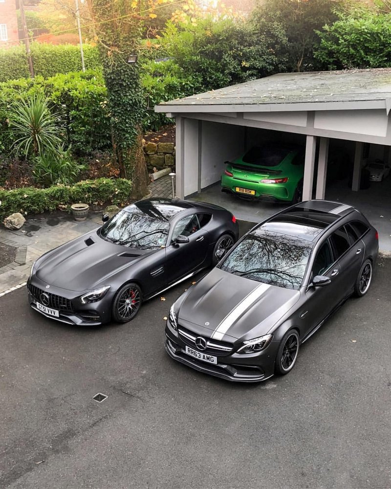 Мерседес-Бенц АМГ 63 во дворе