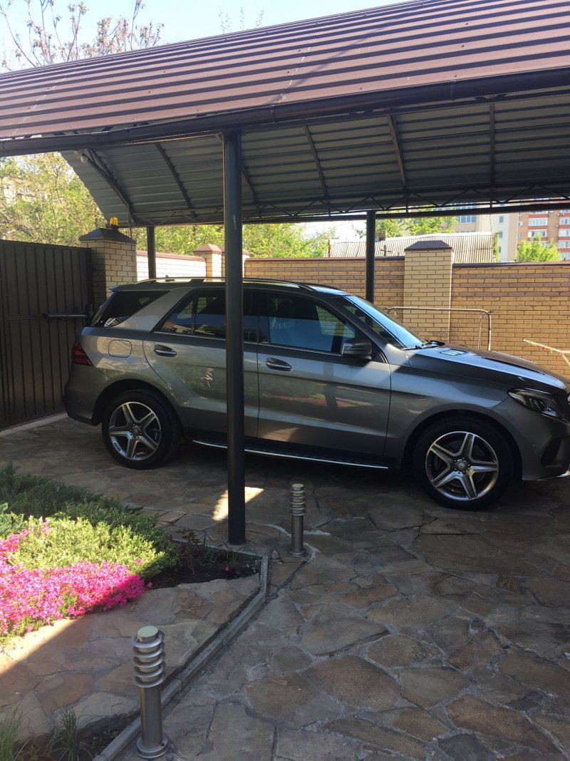 Мерседес во дворике