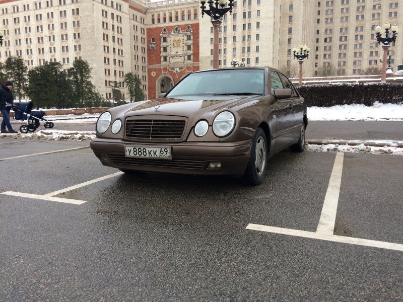 Старый Мерседес во дворе