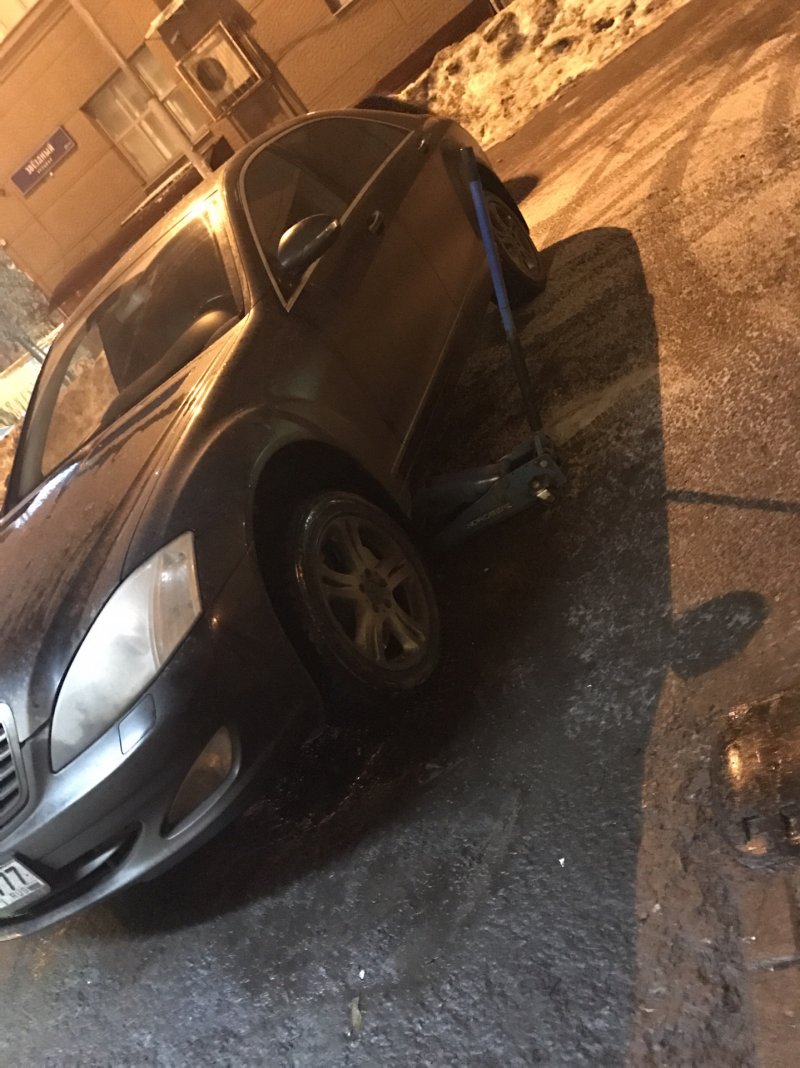 Мерседес во дворе