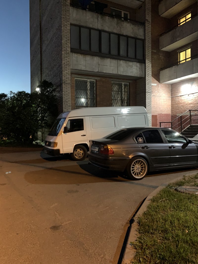 Старый Мерседес во дворе