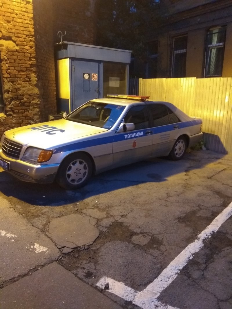 Мерс во дворе дома