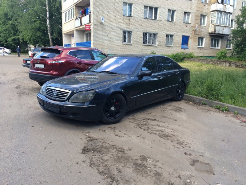 Мерседес во дворе