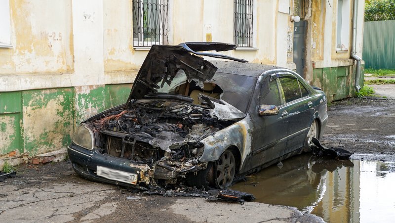 Белый Мерседес спереди