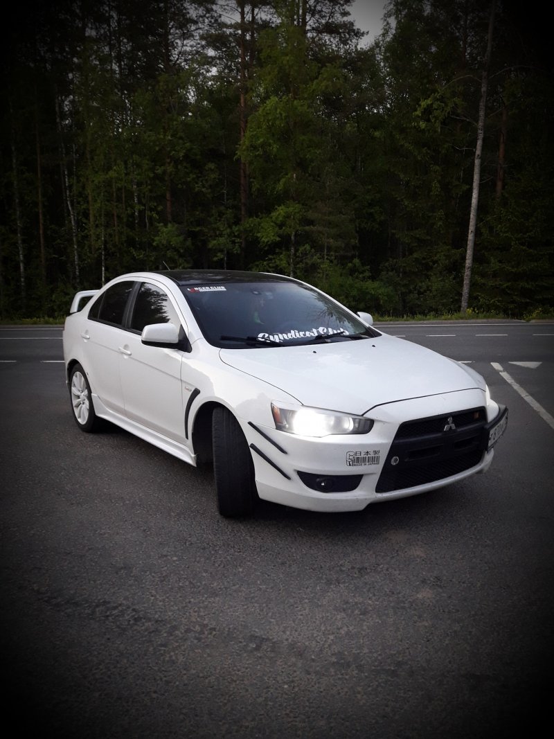 Mitsubishi Lancer 10 белый