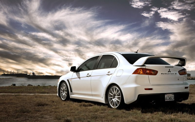 Mitsubishi Lancer Evolution x белый
