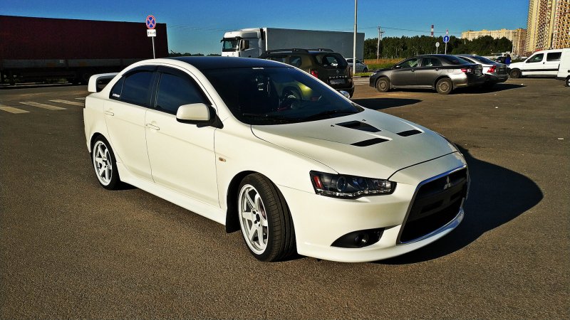 Mitsubishi Lancer x EVO белый