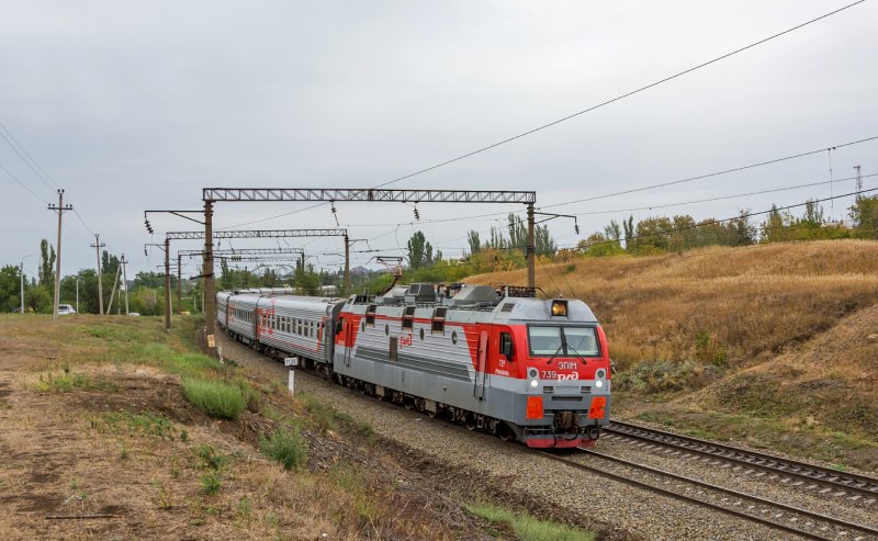 Эп1м с пассажирским поездом