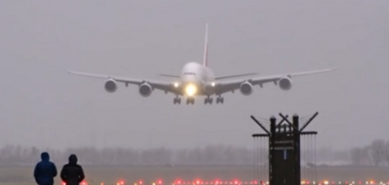 Снижение посадка самолета облака