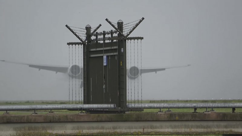 Зачем самолеты уходят на второй круг