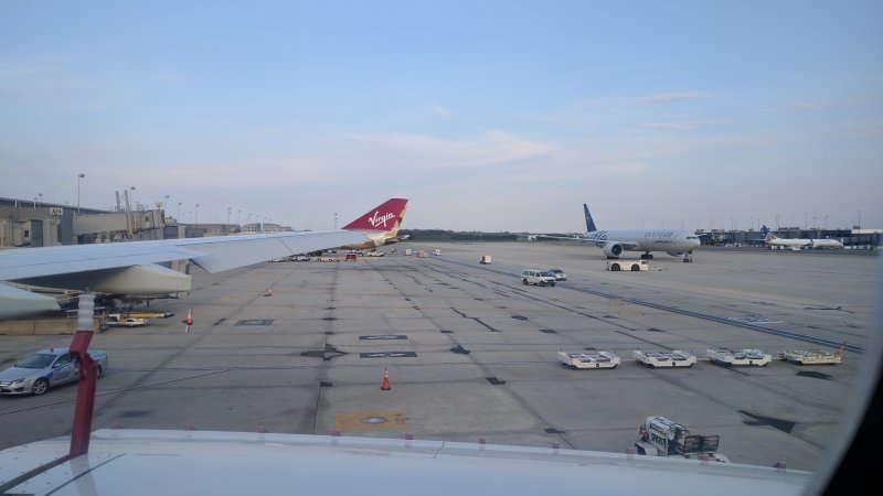 Боинг 737 на полосе