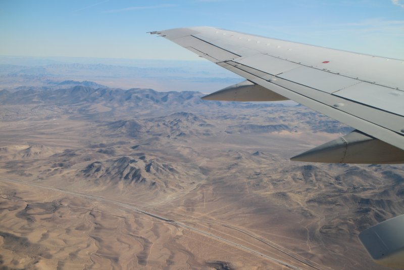 Самолет садится на фоне группы Львов