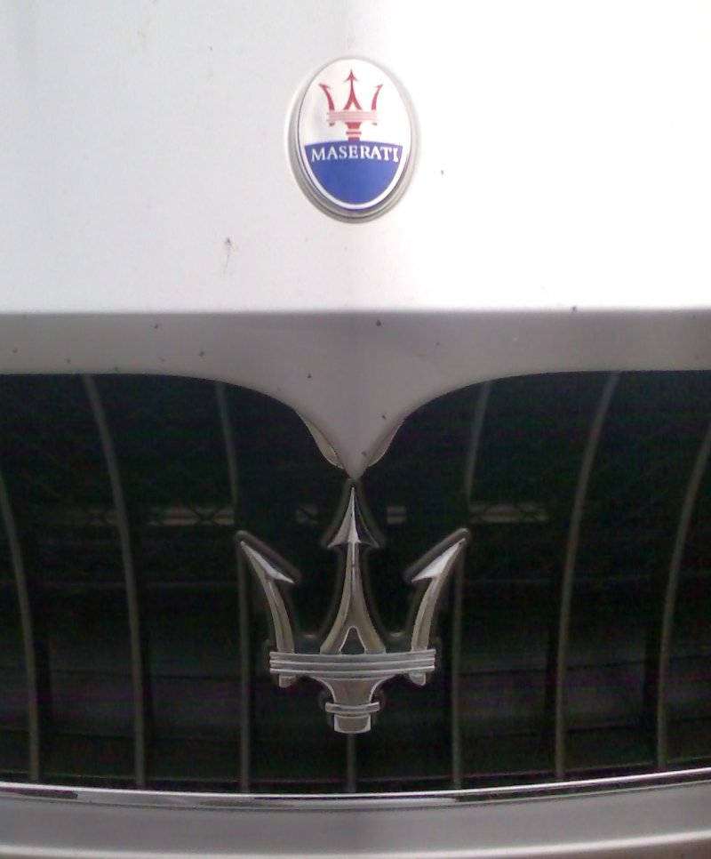 Мазерати значок