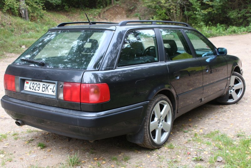 Ауди 100 красная