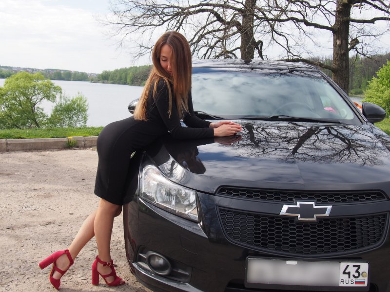 Девушка возле Круза