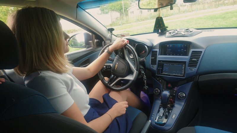 Девушка за рулем Рено