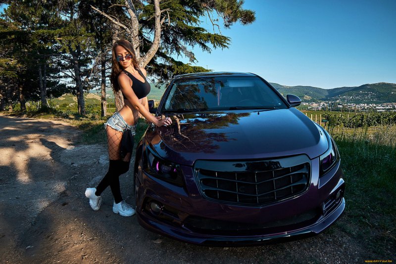 Chevrolet Cruze и девушка