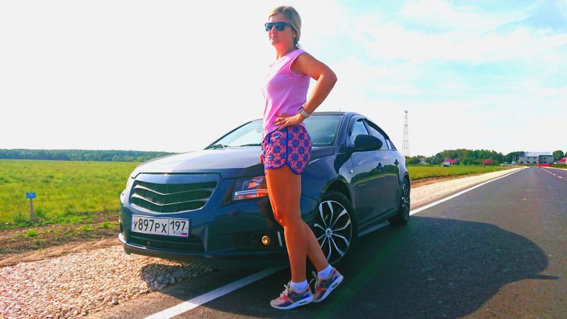 Шевроле Круз блондинка мини юбке