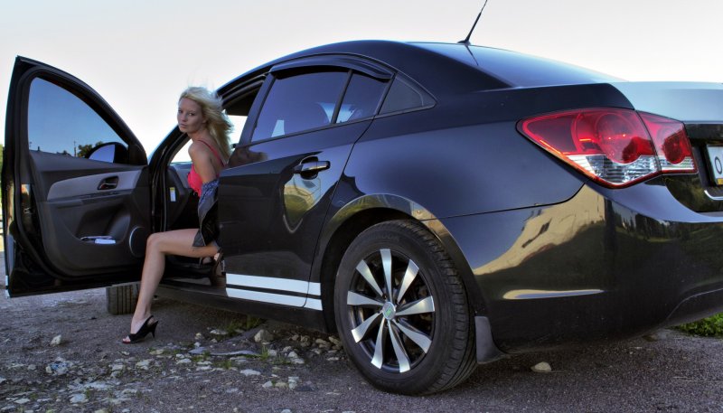 Chevrolet Круз и девушки