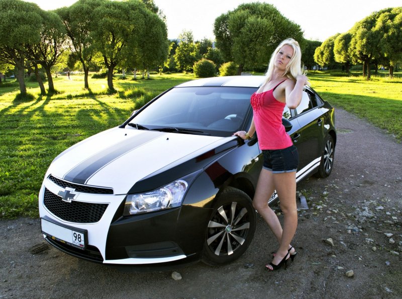 Chevrolet Круз и девушки