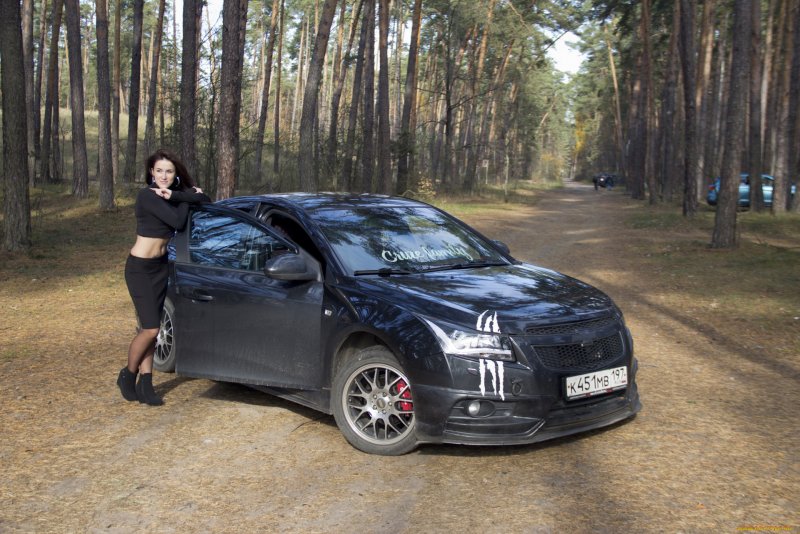 Шевроле Круз и девушки