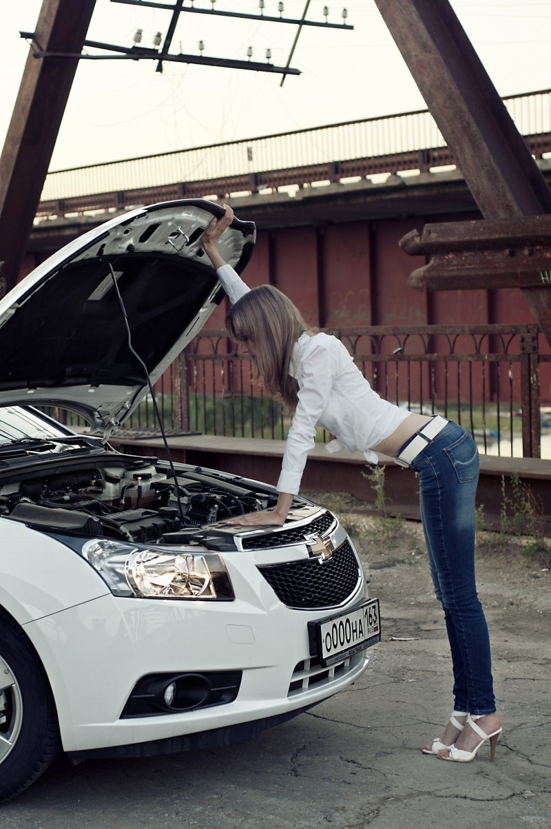 Chevrolet Круз и девушки