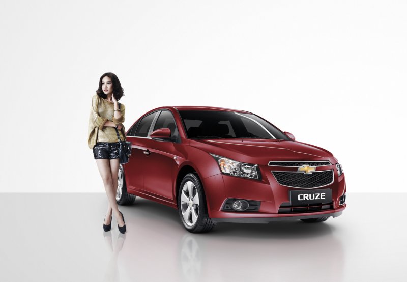 Красный Шевроле Круз девушка