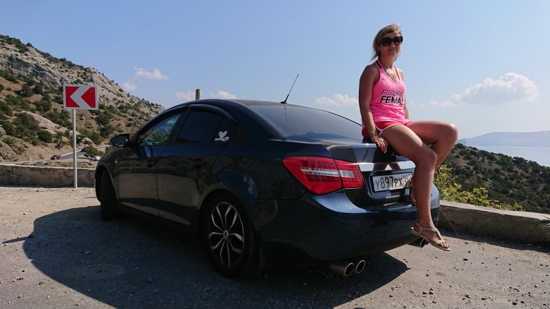 Chevrolet Cruze хэтчбек с девушкой