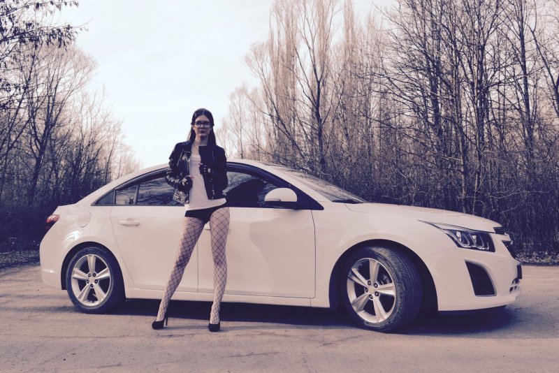 Девушка на белом Шевроле Круз