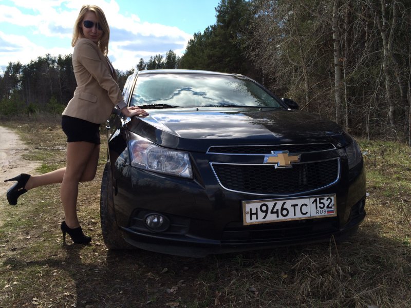 Черный Шевроле Круз и девушка