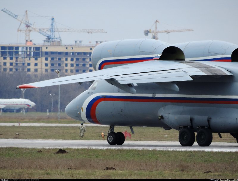 АН-72 транспортный самолёт на Барнео