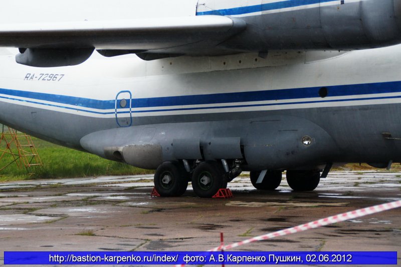 Самолет АН 72 приписки ИЭМЗ купол