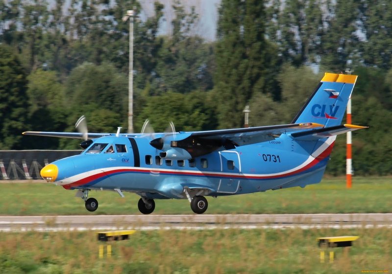 Двухмоторный самолет l-410