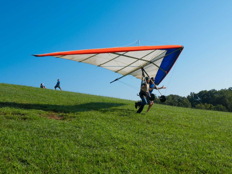 Полет дельтаплан над морем