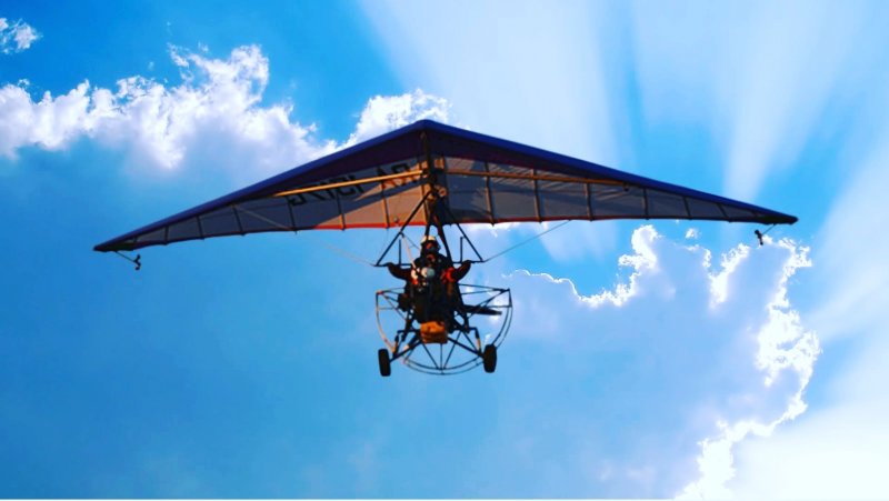 Дельтаплан в небе