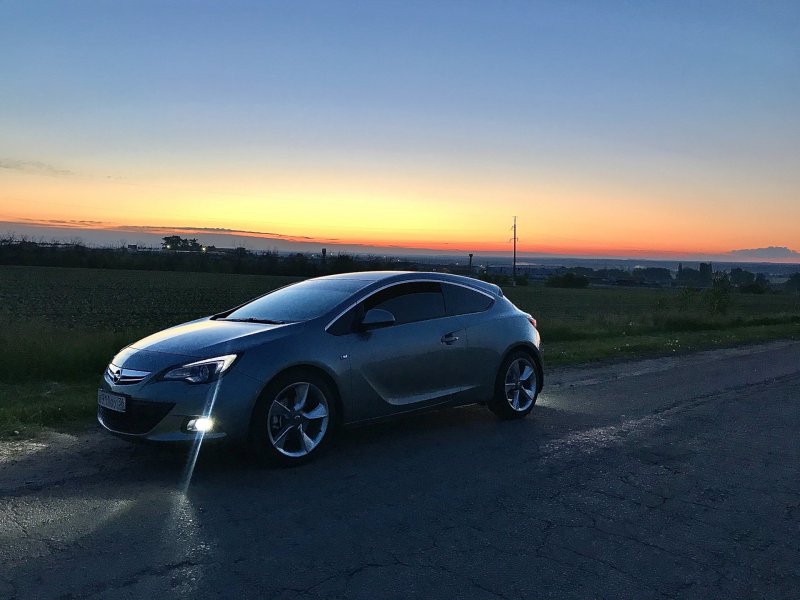 Opel Astra j GTC красная