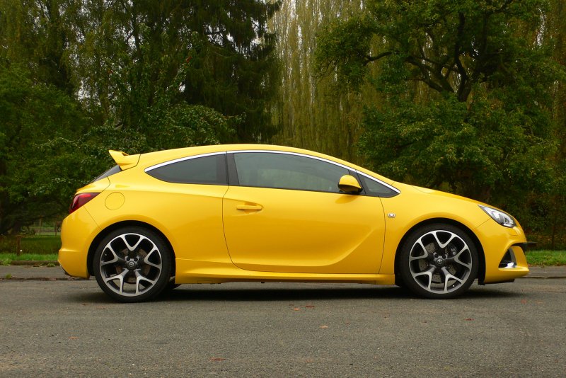 Opel Astra GTC 2012 желтый