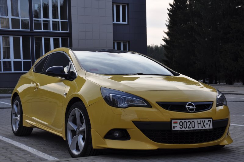 Opel Astra h GTC черная