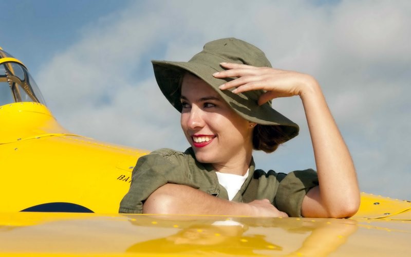 Девушка в самолете