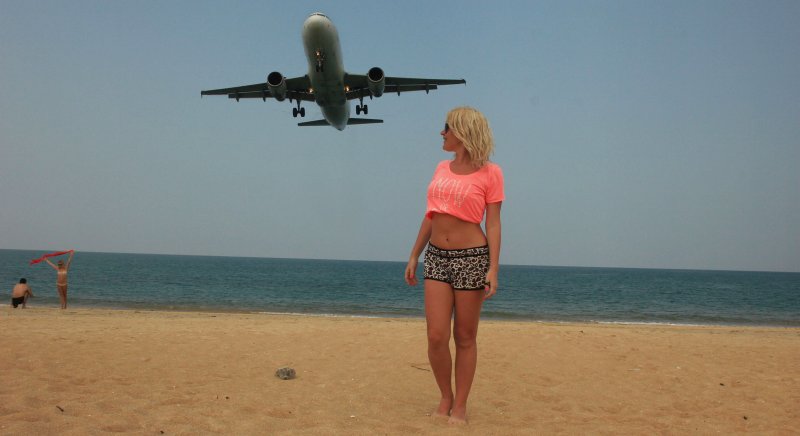 Девушка на аэродроме