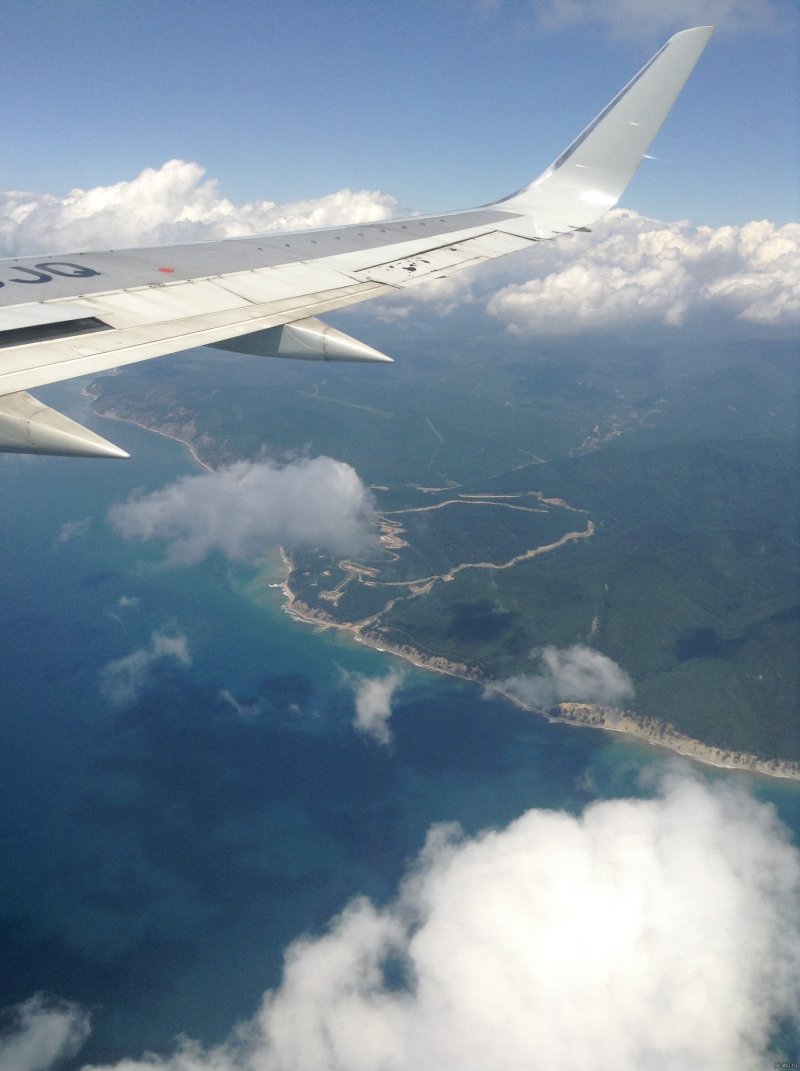 Девушка возле самолета