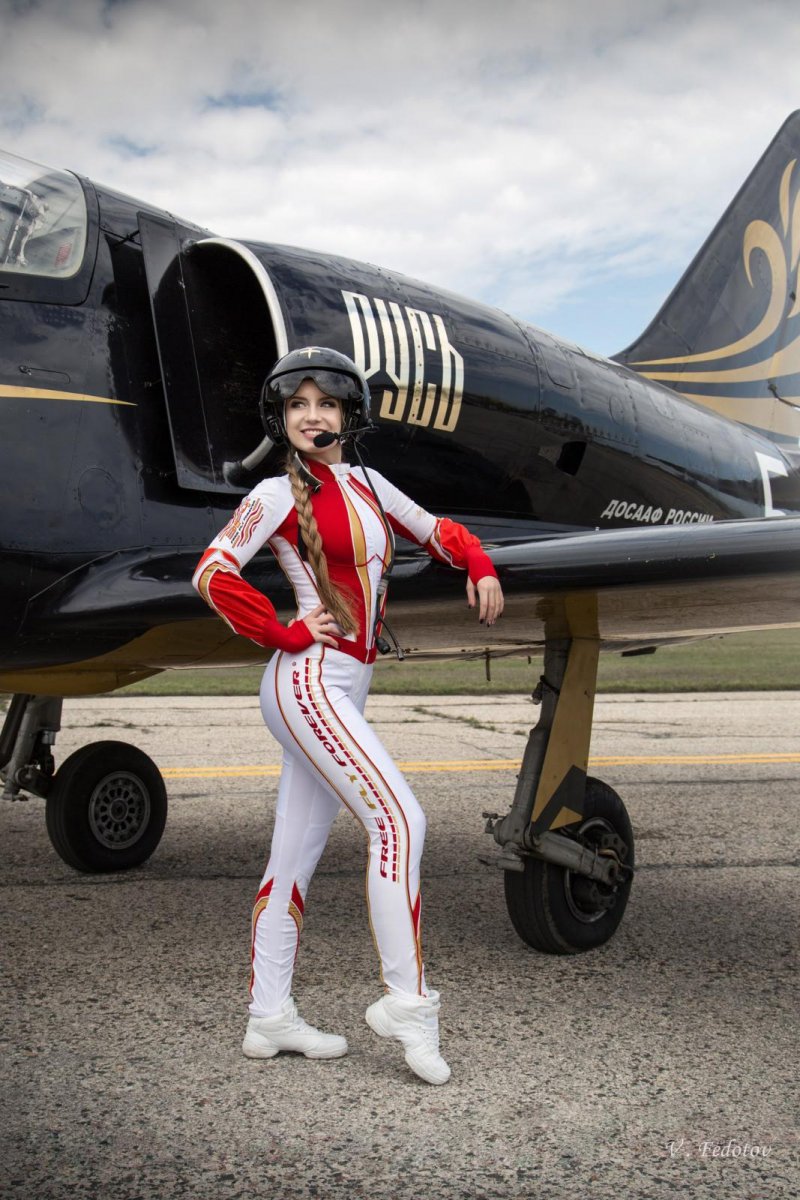 Девушка в самолете