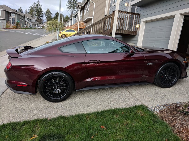 Ford Mustang 2017 бордовый