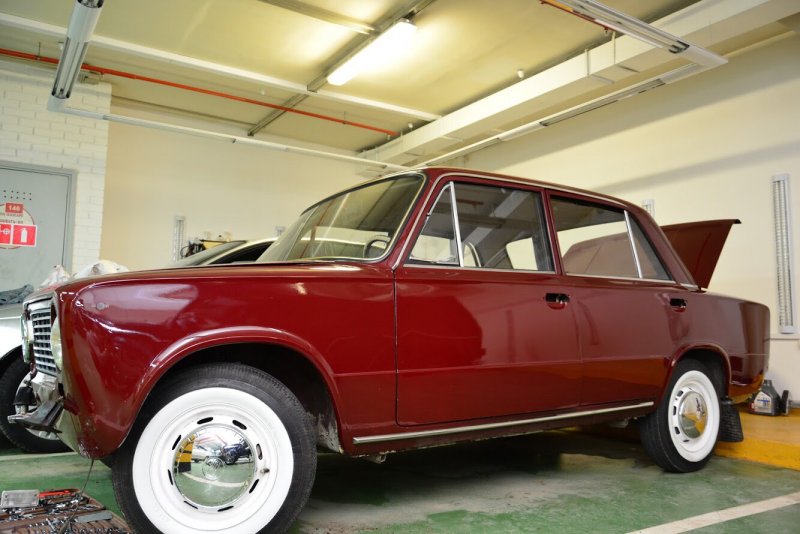 ВАЗ 2101 вишневого цвета