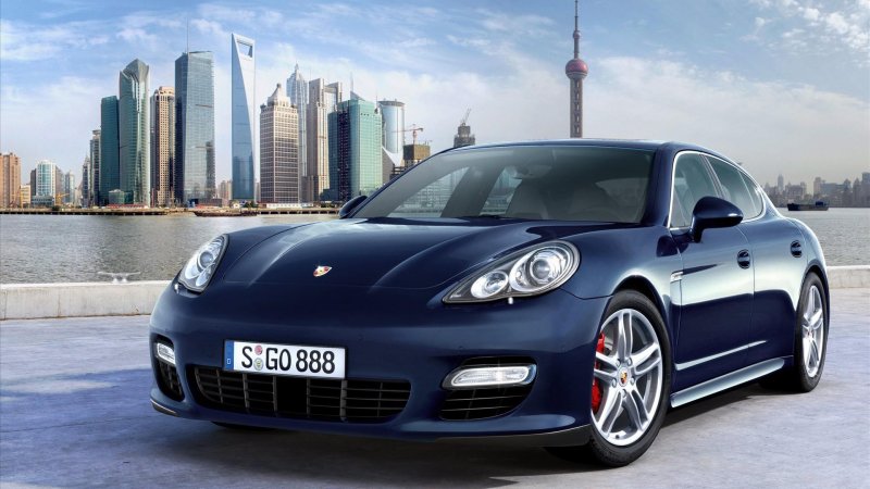 Фото Порше 911 на фоне дома