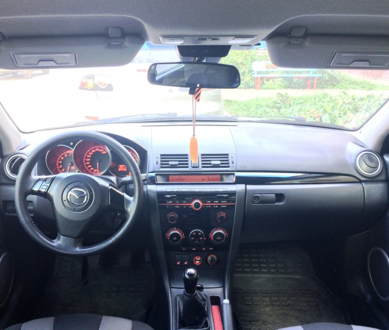 Mazda 3 2005 седан салон