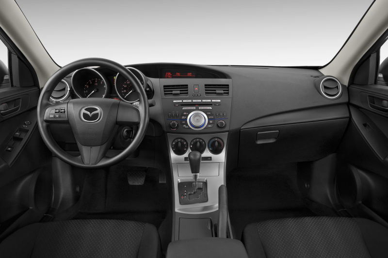Мазда 3 хэтчбек салон